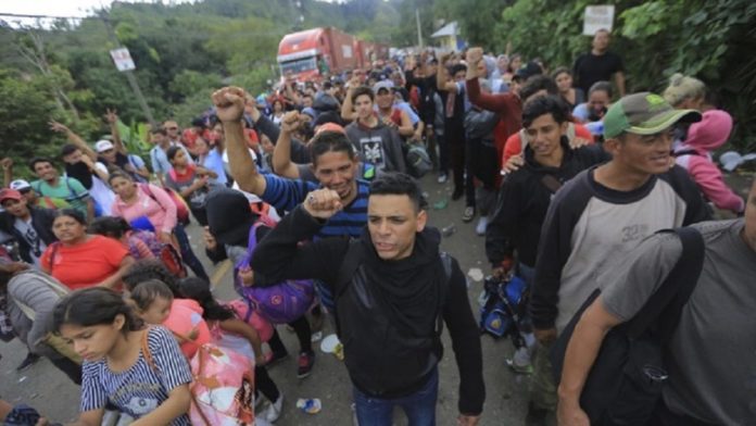 ΗΠΑ-Μ. Πενς: Η Βενεζουέλα βρίσκεται πίσω από το «καραβάνι» των μεταναστών