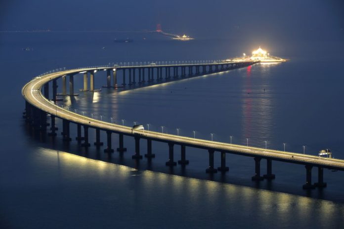 Κίνα: Έτοιμη προς παράδοση στην κυκλοφορία η μακρύτερη θαλάσσια γέφυρα του κόσμου