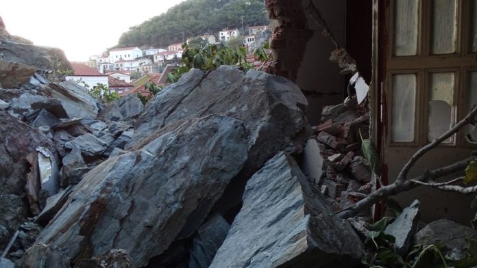 Εκκένωση 15 σπιτιών από καταπτώσεις βράχων στο Πλωμάρι Λέσβου