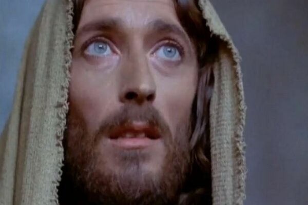 «Ο Ιησούς από τη Ναζαρέτ» πίσω από τις κάμερες: Ο Τζεφιρέλι άφησε ώρες τον Ρόμπερτ Πάουελ δεμένο στον σταυρό