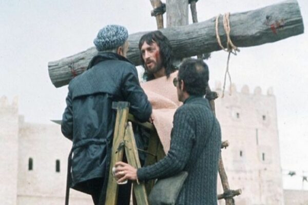 «Ο Ιησούς από τη Ναζαρέτ» πίσω από τις κάμερες: Ο Τζεφιρέλι άφησε ώρες τον Ρόμπερτ Πάουελ δεμένο στον σταυρό