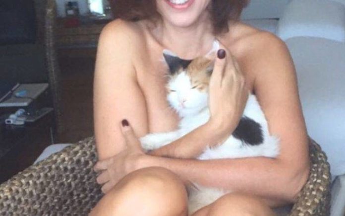 Γνωστή ηθοποιός ποζάρει γuμνή μαζί με τη γάτα της